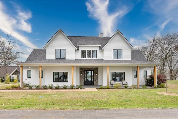$950,000 | 653 Enchanted Isles Drive, Mabank, TX 75156