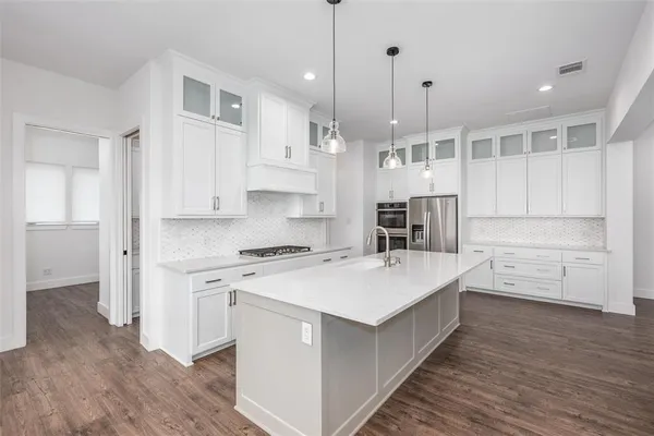 $950,000 | 653 Enchanted Isles Drive, Mabank, TX 75156
