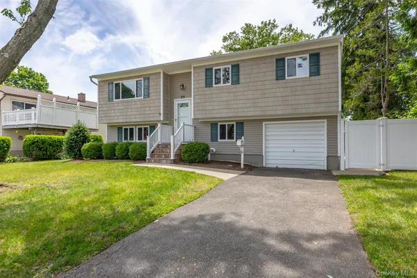 $4,300 | 271 6th Avenue, West Babylon, NY 11704