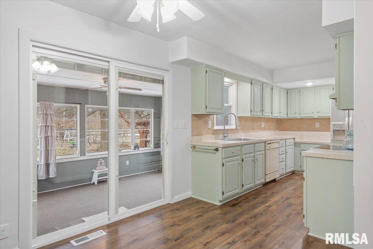 3304 Moorgate Drive Springfield, IL 62703 - Photo 8 of 32