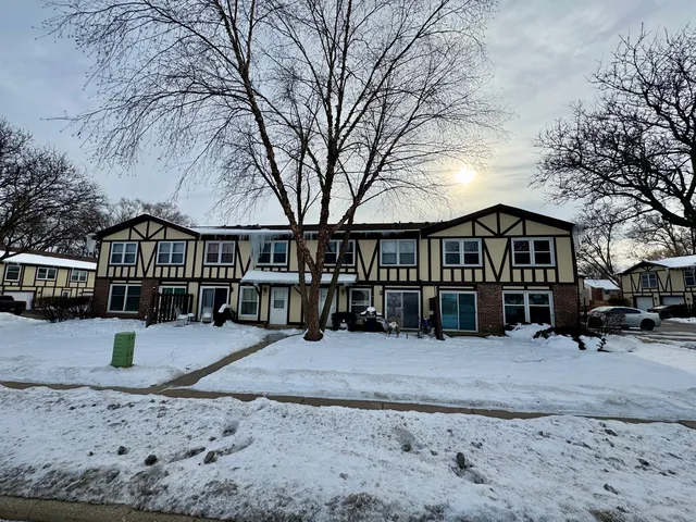 $185,000 | 412 St Johns Road, Unit D, Woodstock, IL 60098