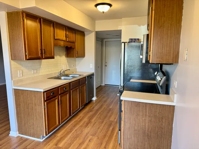 $185,000 | 412 St Johns Road, Unit D, Woodstock, IL 60098