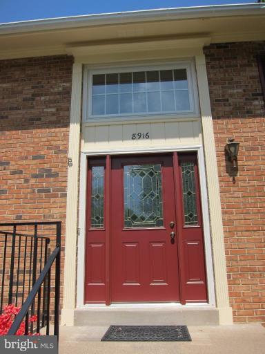 8916 Spur Road Springfield, VA 22153 - Photo 2 of 19 Entrance / Foyer