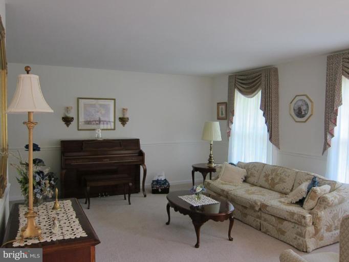 8916 Spur Road Springfield, VA 22153 - Photo 4 of 19 Living Room