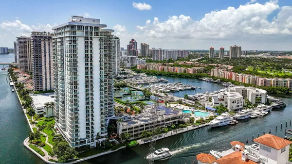 $2,800 | 19707 Turnberry Way, Unit 8C, Aventura, FL 33180