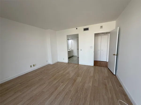 $2,800 | 19707 Turnberry Way, Unit 8C, Aventura, FL 33180