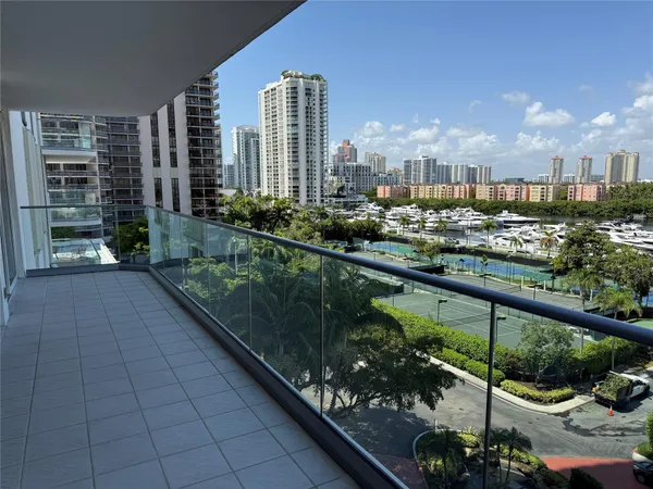 $2,800 | 19707 Turnberry Way, Unit 8C, Aventura, FL 33180
