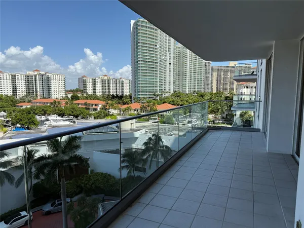 $2,800 | 19707 Turnberry Way, Unit 8C, Aventura, FL 33180