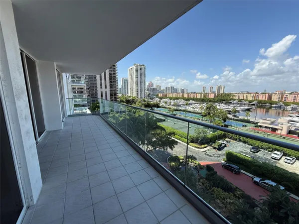 $2,800 | 19707 Turnberry Way, Unit 8C, Aventura, FL 33180
