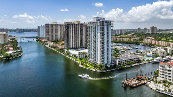 $2,800 | 19707 Turnberry Way, Unit 8C, Aventura, FL 33180