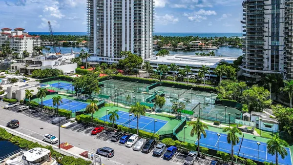 $2,800 | 19707 Turnberry Way, Unit 8C, Aventura, FL 33180