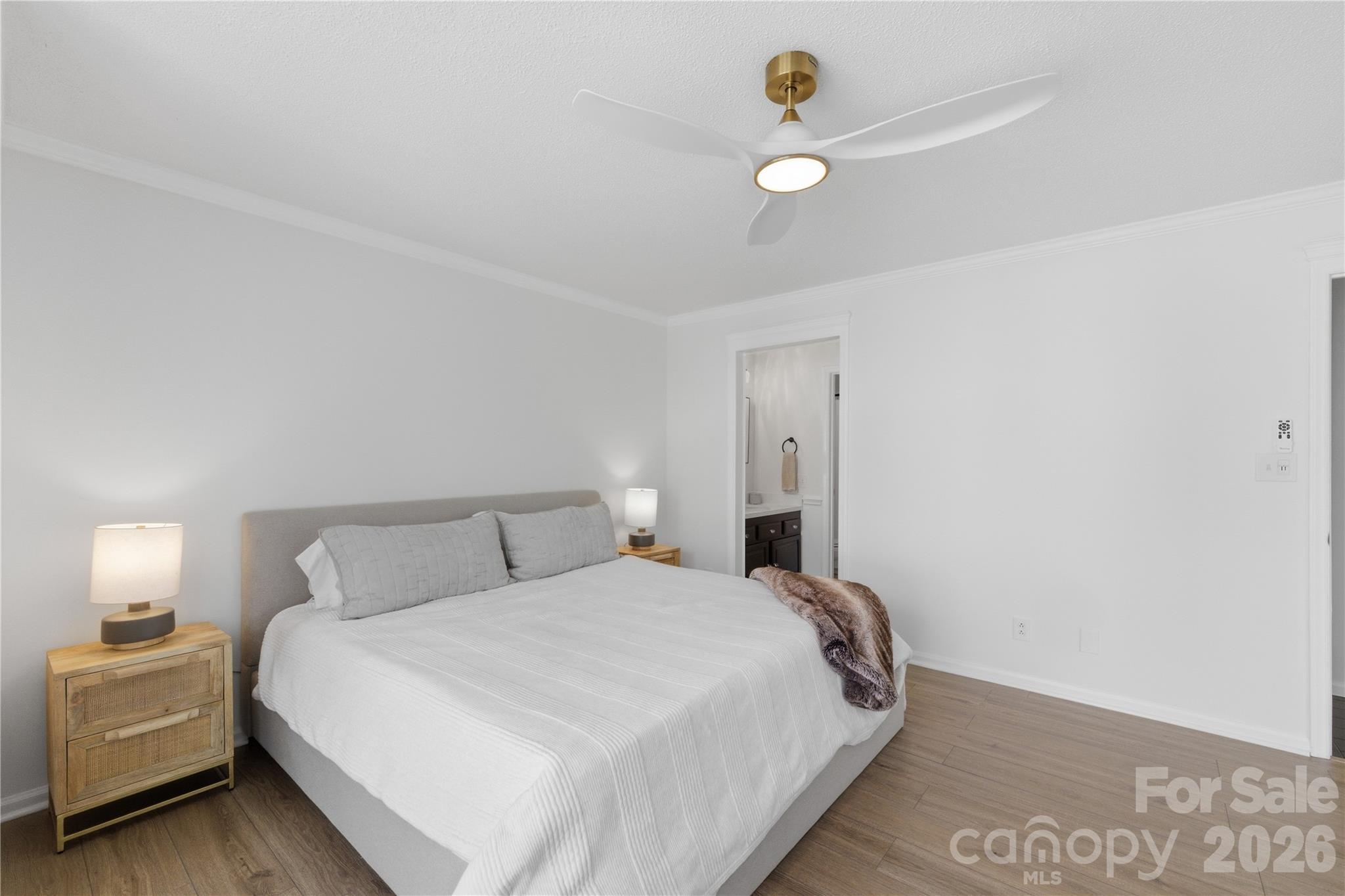 308 Queens Road, Unit 32 Charlotte, NC 28204 - Photo 14 of 30 a bedroom with a bed and a lamp