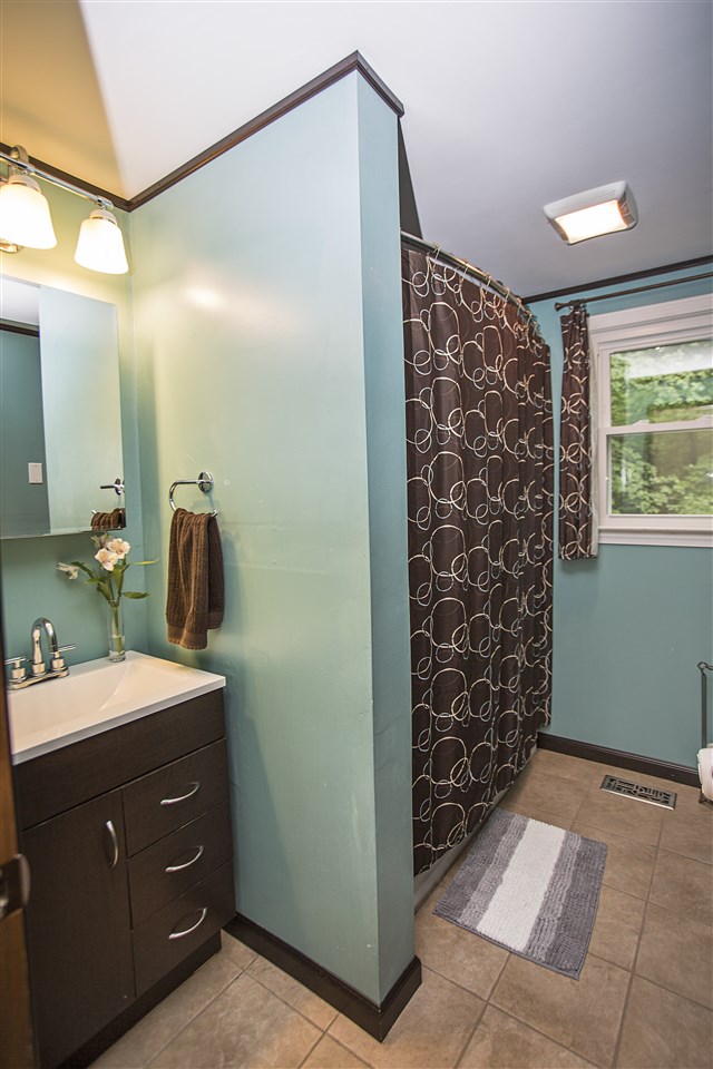 843 South Mammoth Road Manchester, NH 03103 - Photo 17 of 24
