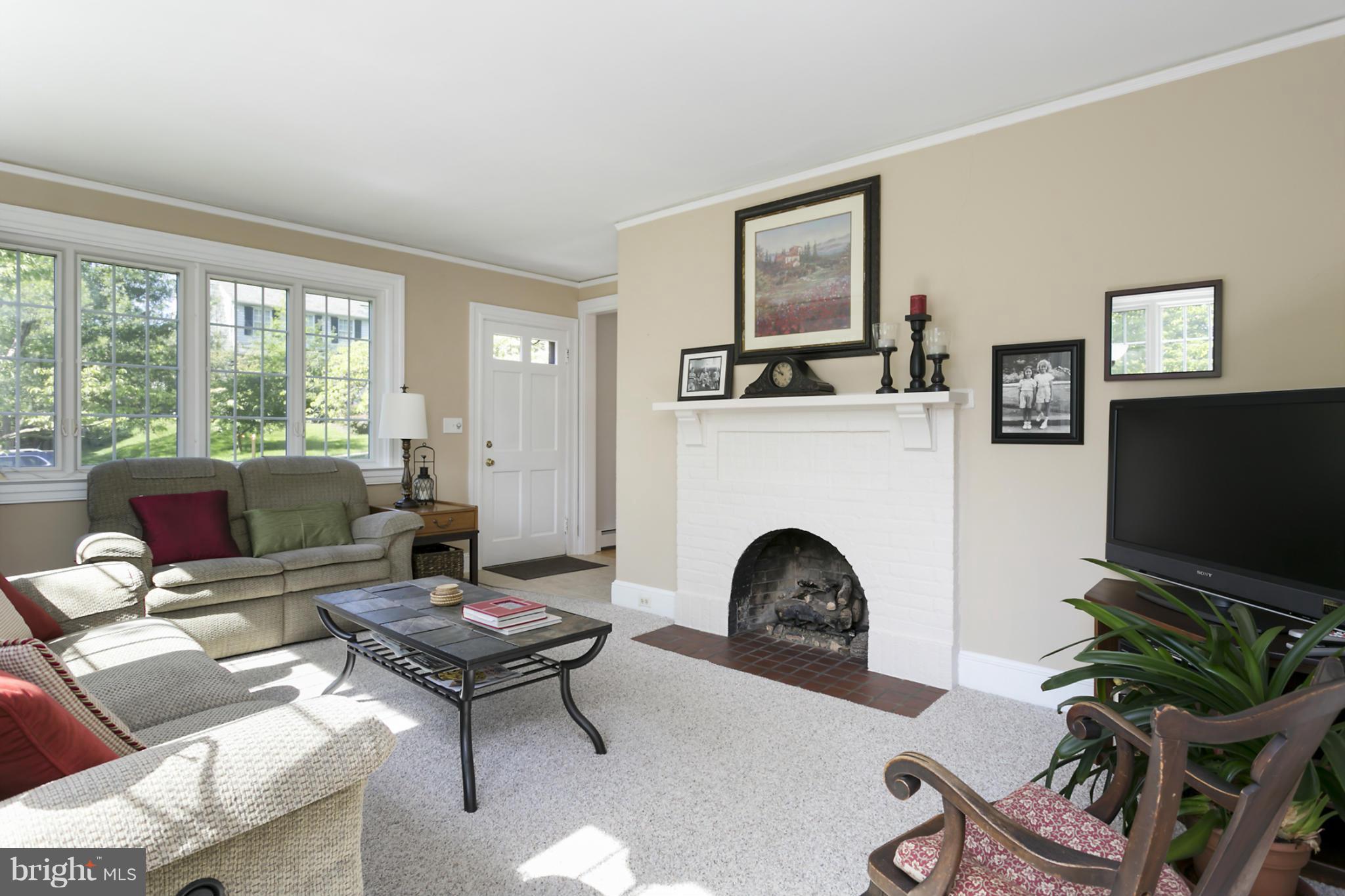 606 Kingston Road Baltimore, MD 21212 - Photo 3 of 30 Living Room