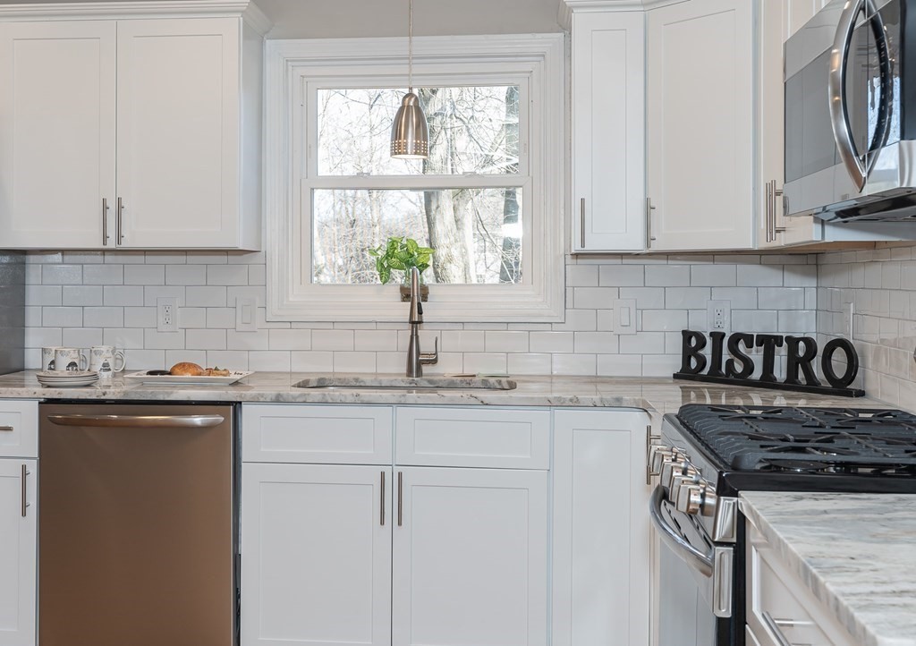 251 Senator Street Springfield, MA 01129 - Photo 4 of 39