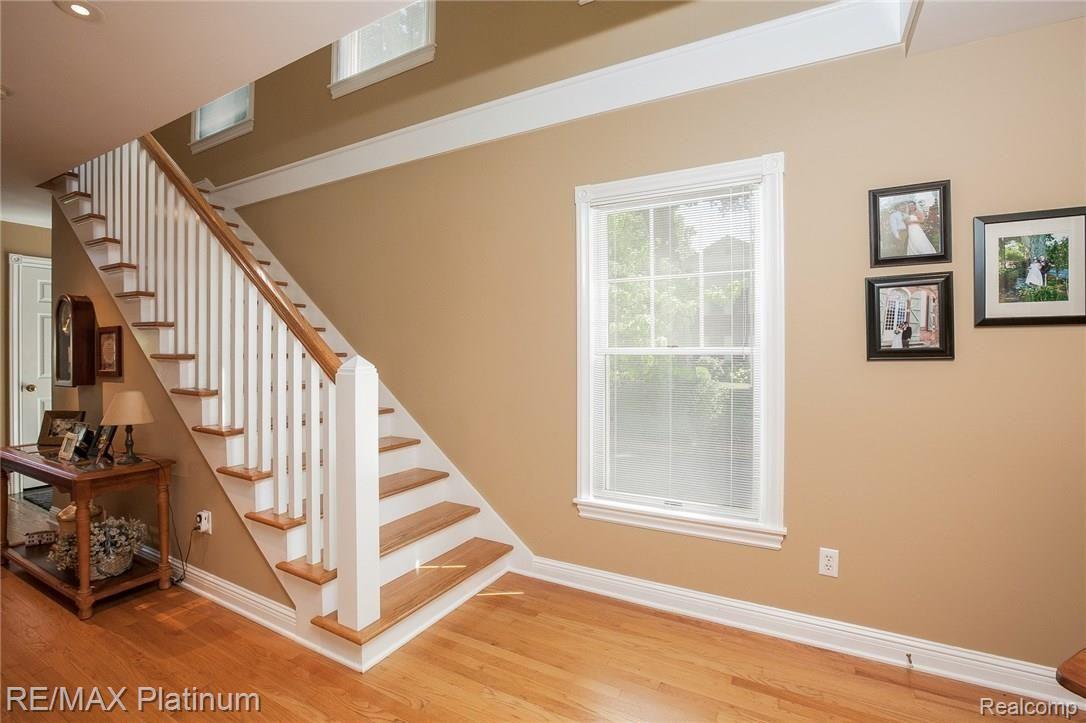 209 South Tompkins Street Howell, MI 48843 - Photo 6 of 36 008-Foyer-3038555-medium.jpg