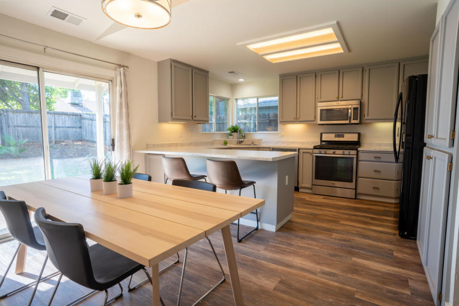 1978 Charade Way Redding, CA 96003 - Photo 6 of 10 charade dining area