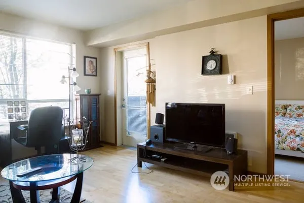 $2,490 | 412 11th Avenue, Unit 203, Seattle, WA 98122