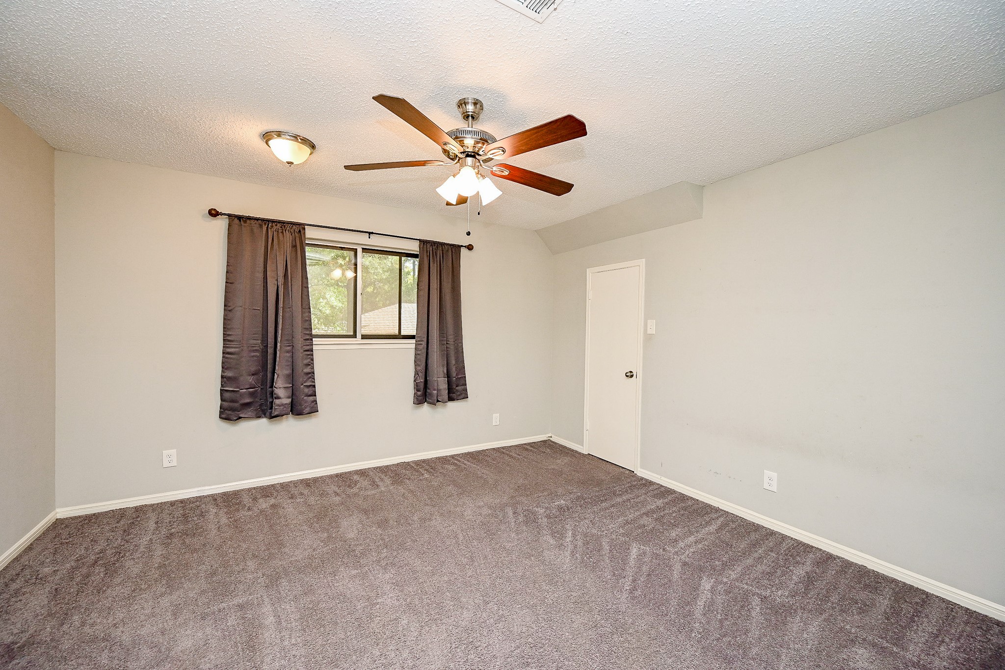 602 Mobile Court Conroe, TX 77302 - Photo 27 of 30 an empty room with windows and fan