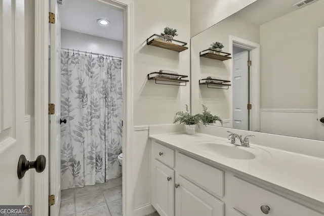 a picture of a table and chair