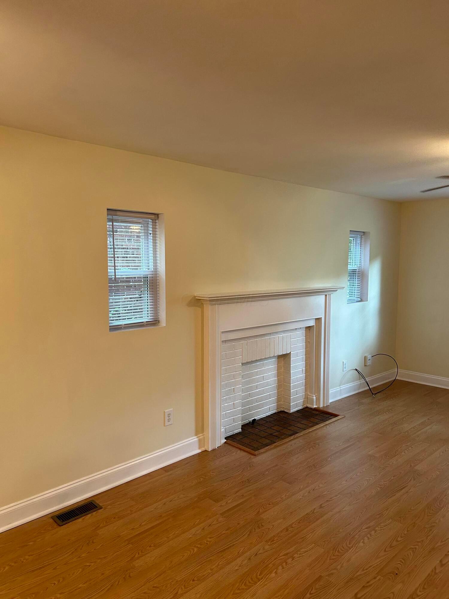110 West Tulane Road Columbus, OH 43202 - Photo 2 of 4 Large living area.
