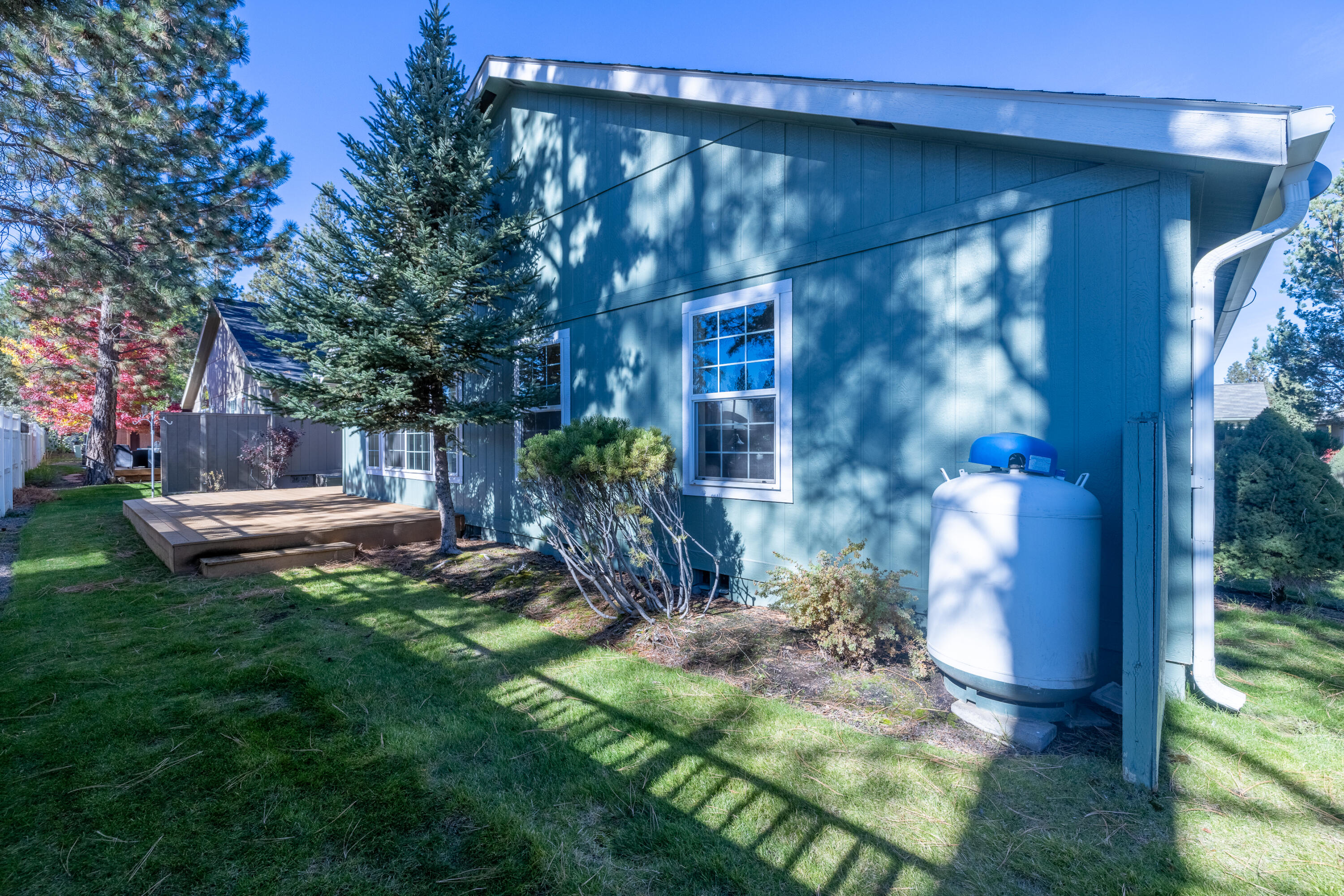 278 North Wheeler Loop Sisters, OR 97759 - Photo 20 of 22 a view of backyard with a table and chairs and potted plants