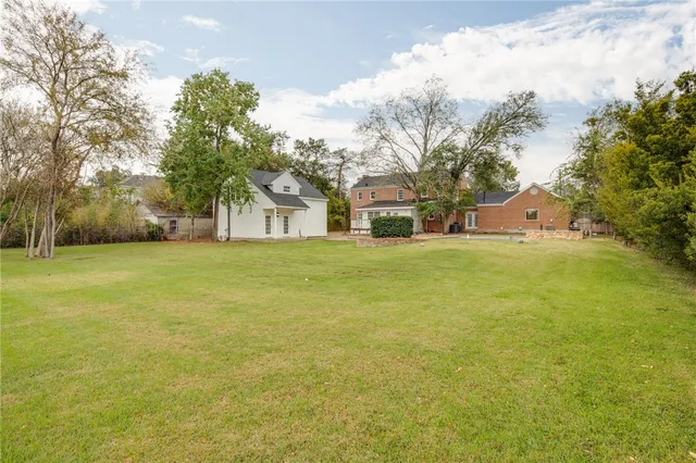 a view of a yard with a house