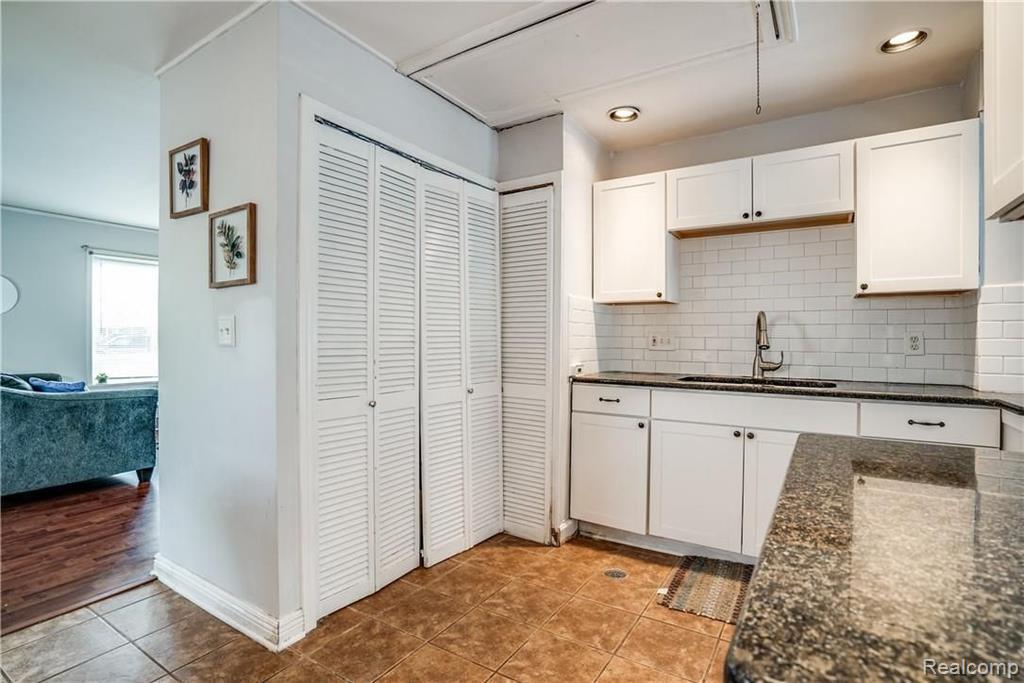 3172 Warick Road Royal Oak, MI 48073 - Photo 19 of 21