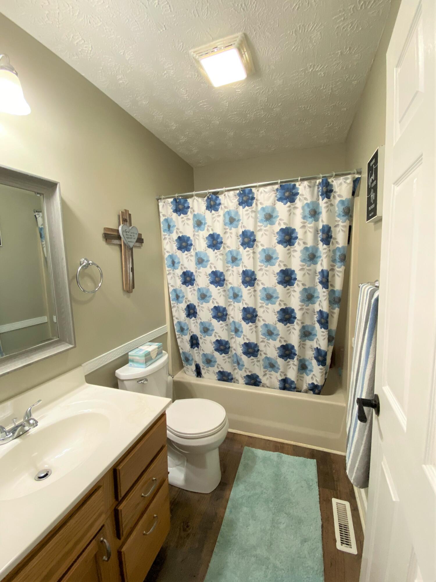 4476 Ecton Road Winchester, KY 40391 - Photo 15 of 35 Guest Bath