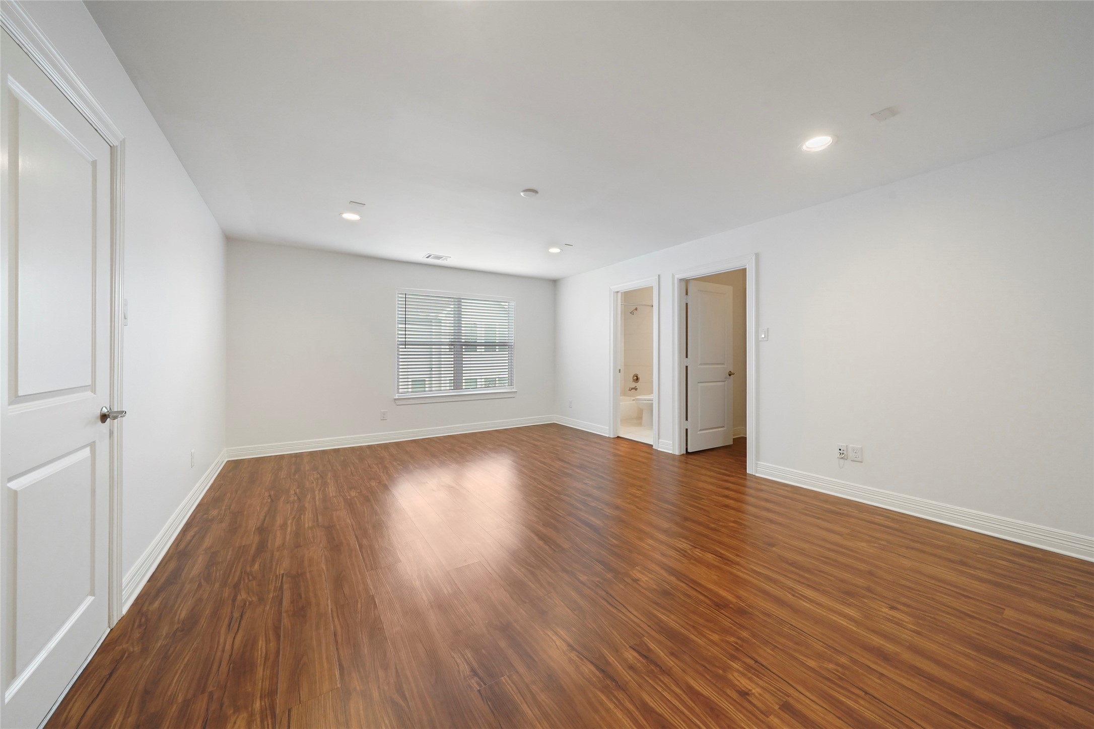 724 Link Road Houston, TX 77009 - Photo 18 of 20 Completely encompassing the
third floor, this enormous multifunctional room has an en-suite
bath and large walk in closet.
This room can be used as a
game room, media room or even
an additional bedroom.