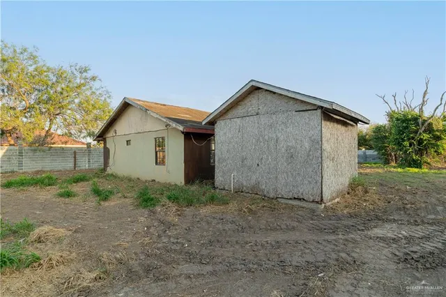 a view of a house with backyard and trees
