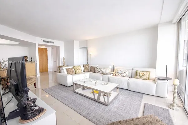 $4,100 | 19707 Turnberry Way, Unit 6L, Aventura, FL 33180