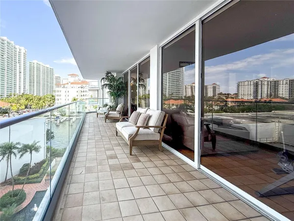 $4,100 | 19707 Turnberry Way, Unit 6L, Aventura, FL 33180