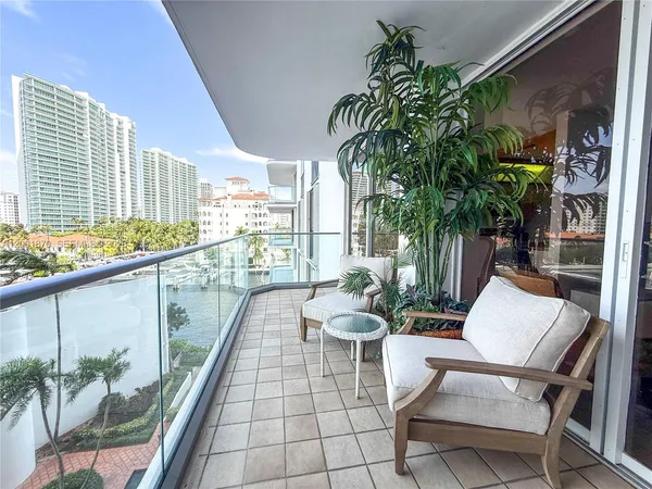 $4,100 | 19707 Turnberry Way, Unit 6L, Aventura, FL 33180