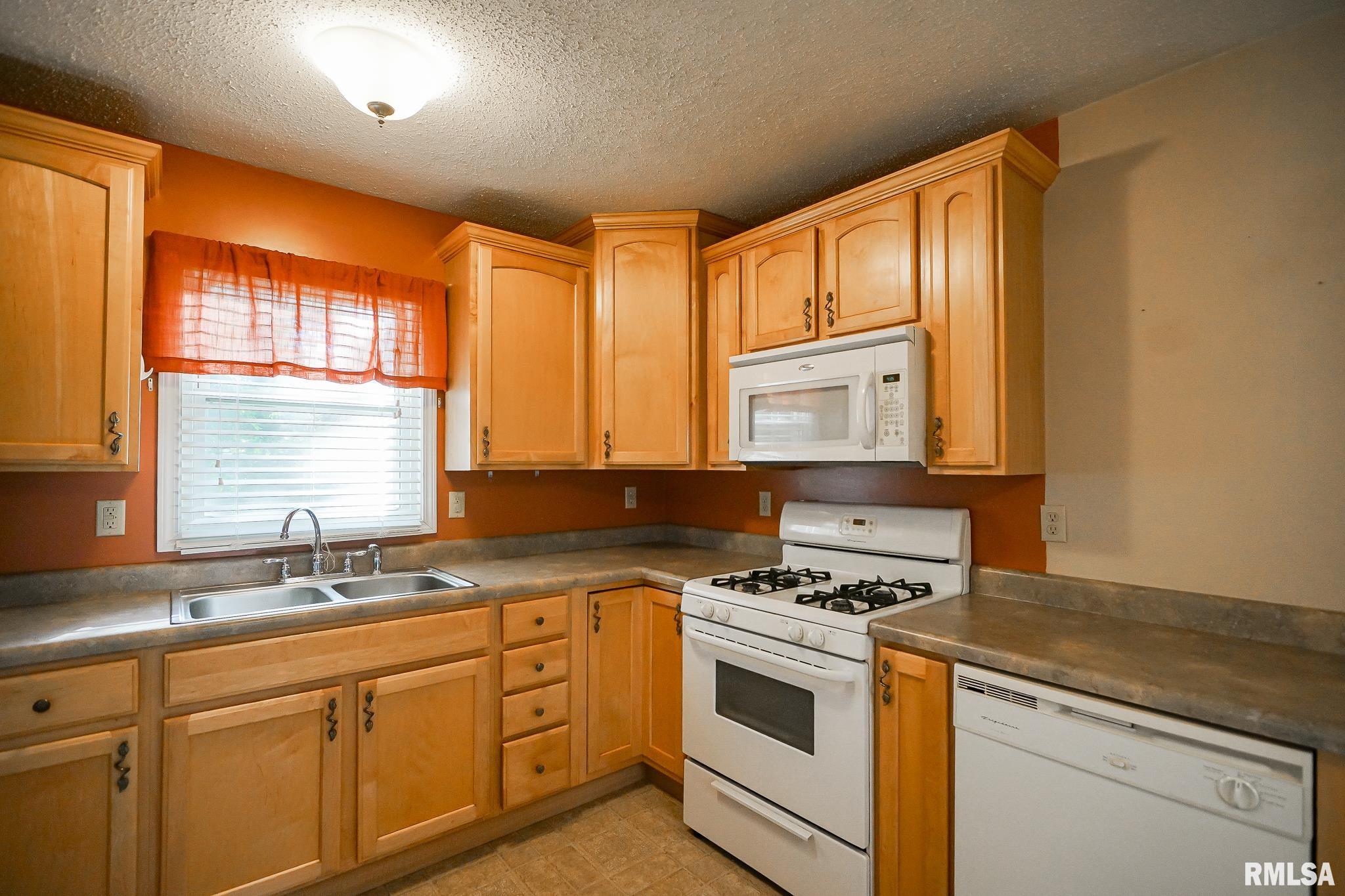 324 West Stonegate Road Peoria, IL 61614 - Photo 11 of 33 Gallery Image 11