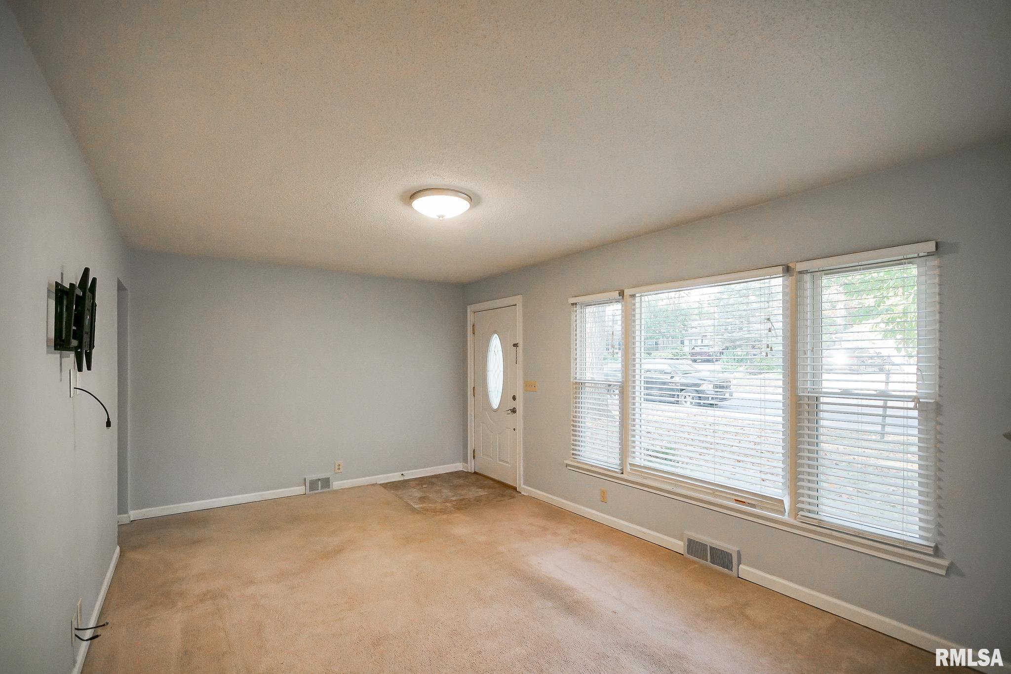 324 West Stonegate Road Peoria, IL 61614 - Photo 6 of 33 Gallery Image 6