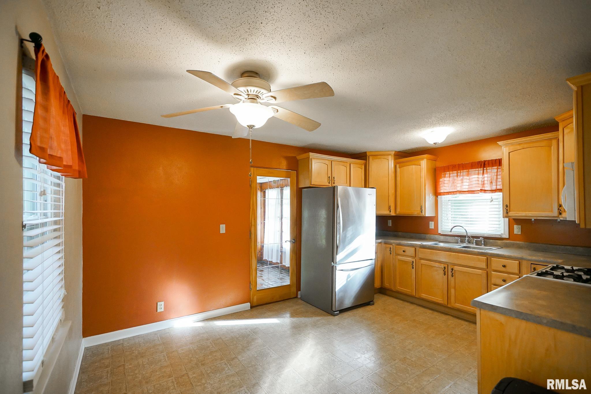 324 West Stonegate Road Peoria, IL 61614 - Photo 8 of 33 Gallery Image 8
