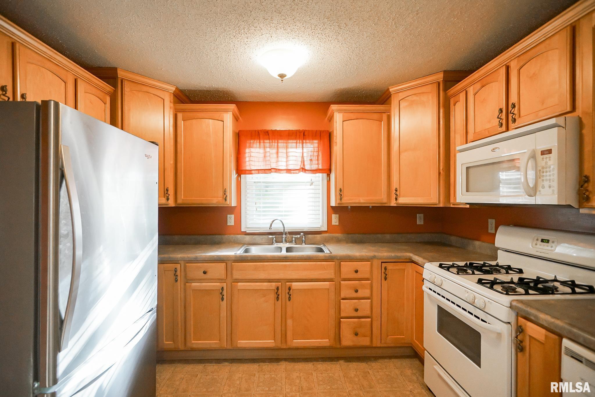 324 West Stonegate Road Peoria, IL 61614 - Photo 10 of 33 Gallery Image 10