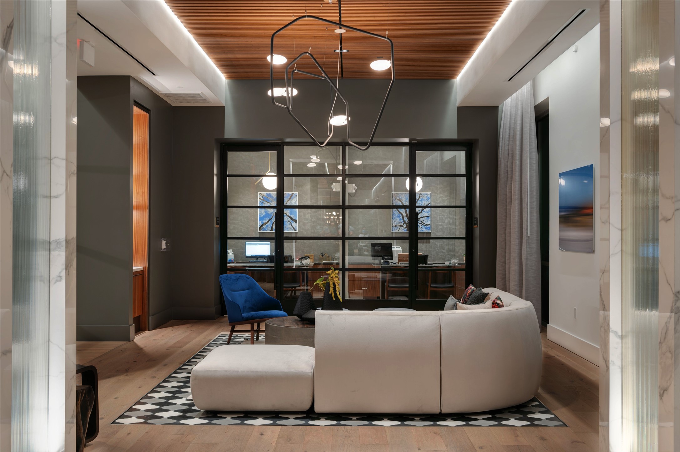 160 Birdsall Street, Unit 2313 Houston, TX 77007 - Photo 27 of 36 a living room with furniture a chandelier and a large window
