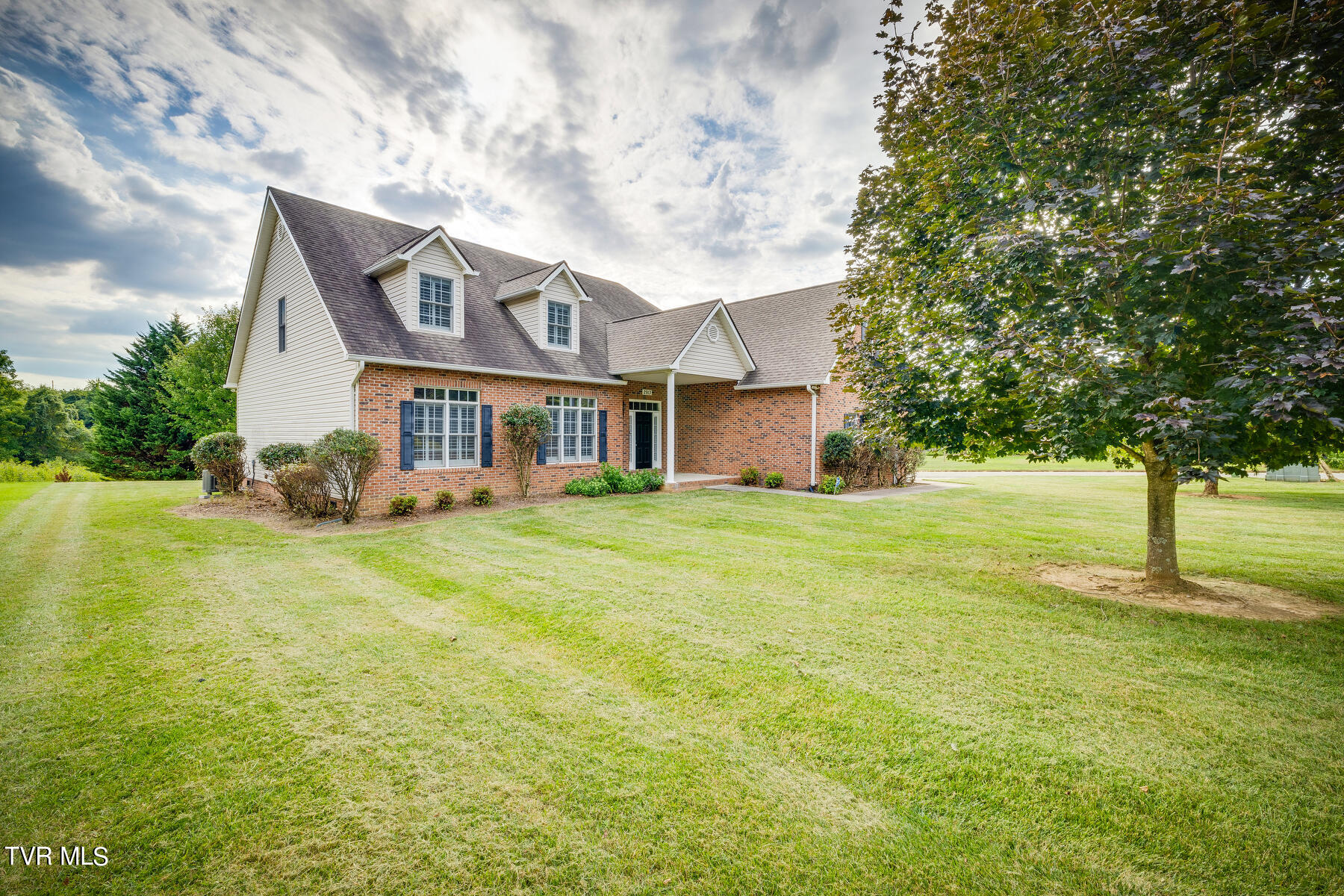 2913 Greenline Road Johnson City, TN 37604 - Photo 2 of 44 002