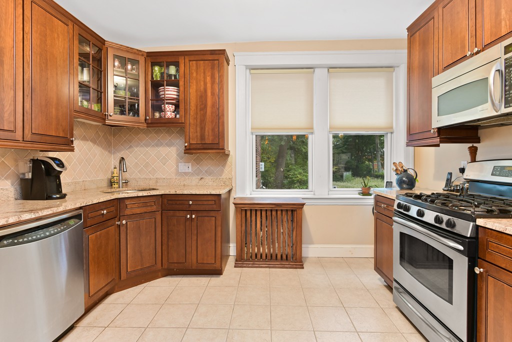 235 Freeman Street, Unit 4 Brookline, MA 02446 - Photo 5 of 17 Gallery Image 5