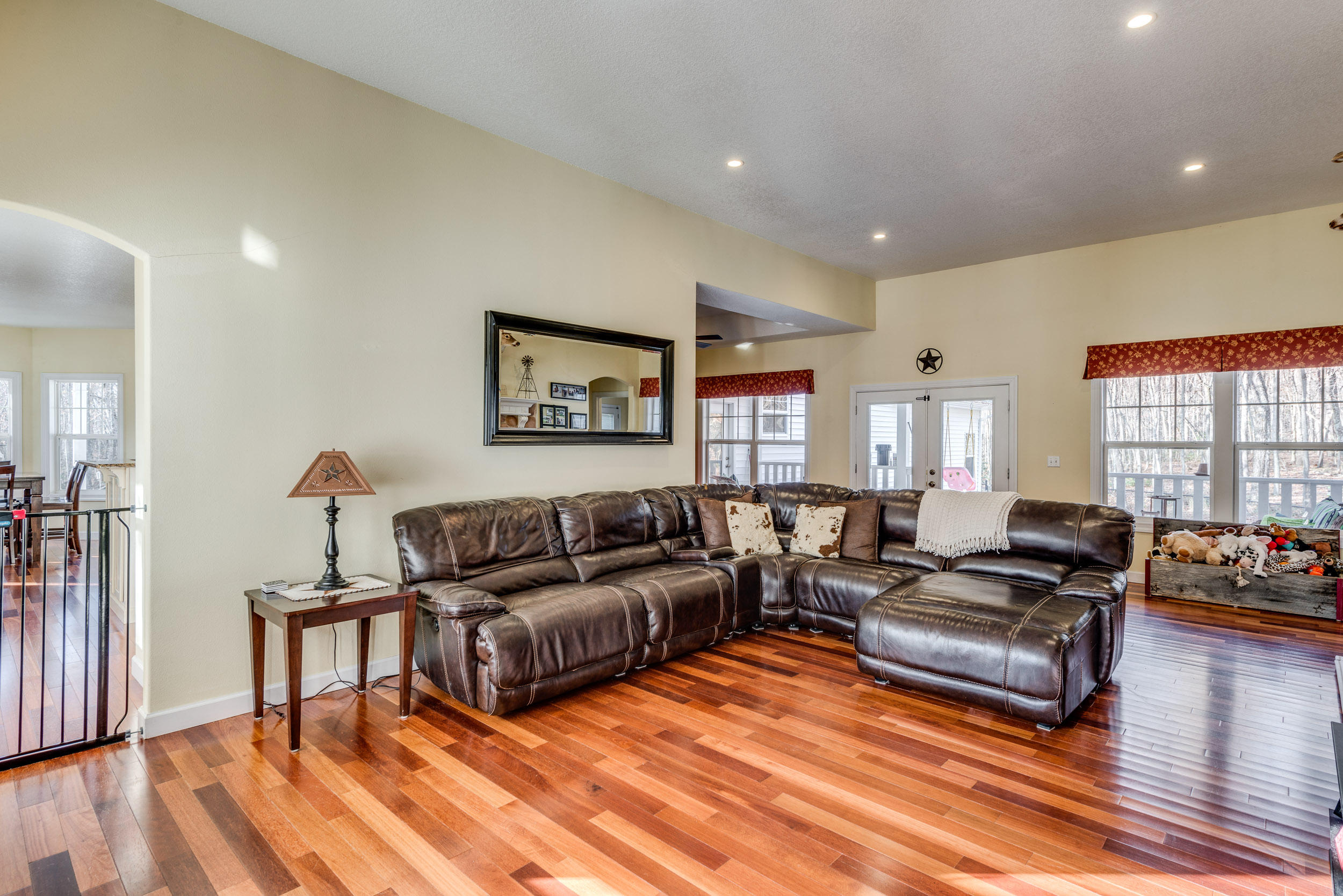 630 Cliff Park Road Monterey, TN 38574 - Photo 4 of 37 Livingroom