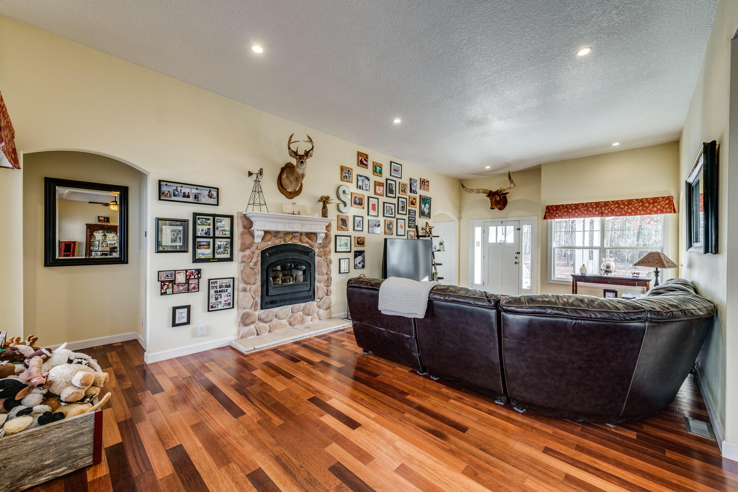 630 Cliff Park Road Monterey, TN 38574 - Photo 5 of 37 Livingroom