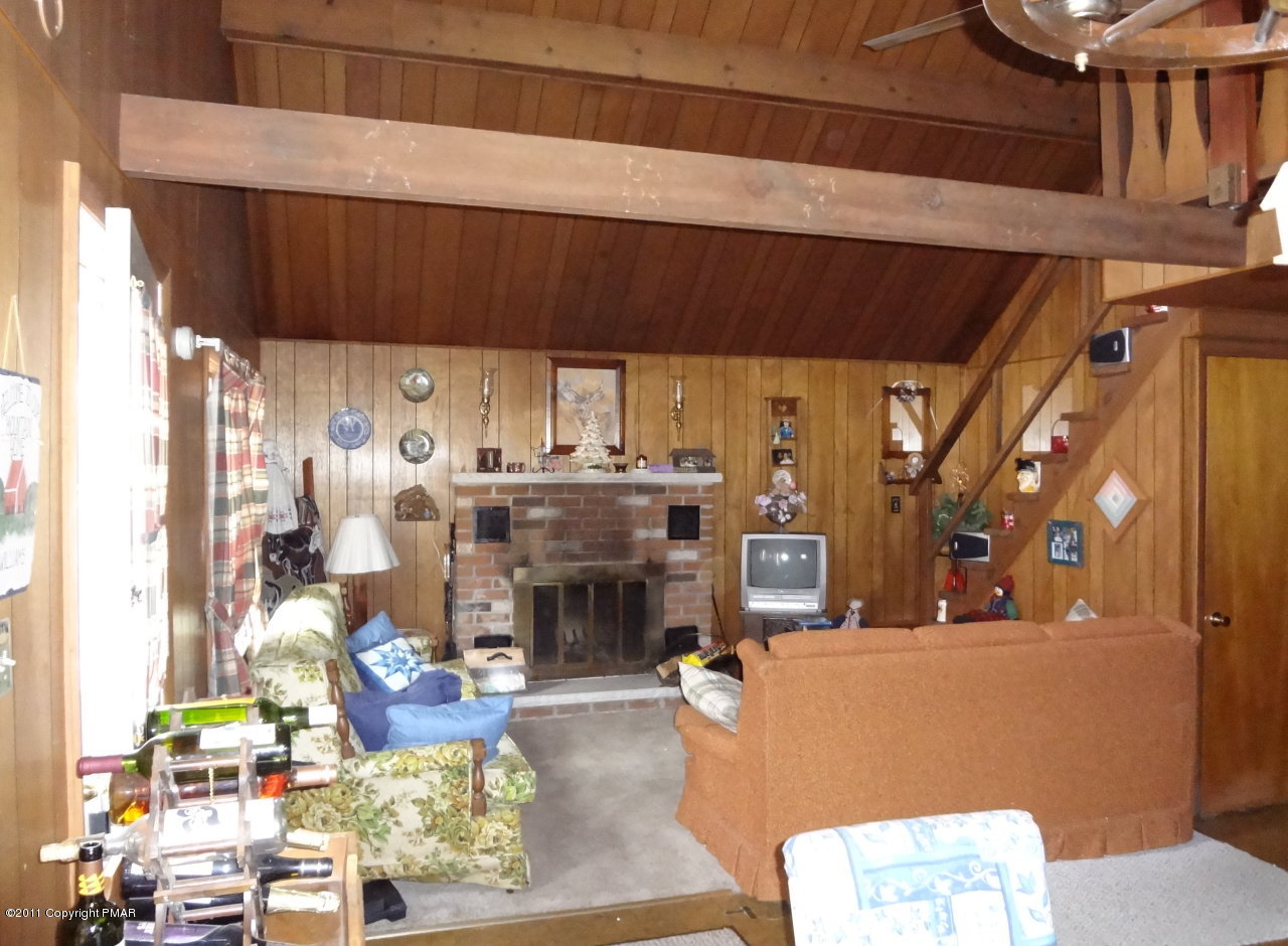39 Mountain Road Albrightsville, PA 18210 - Photo 7 of 18 Living Room