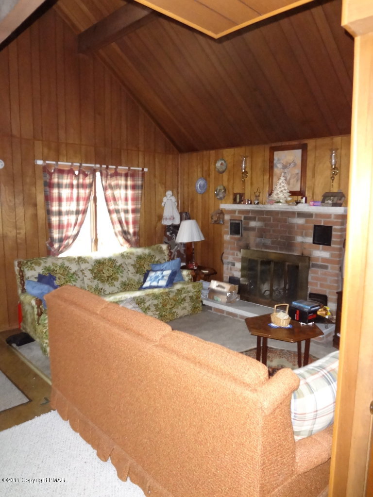 39 Mountain Road Albrightsville, PA 18210 - Photo 9 of 18 Living Room