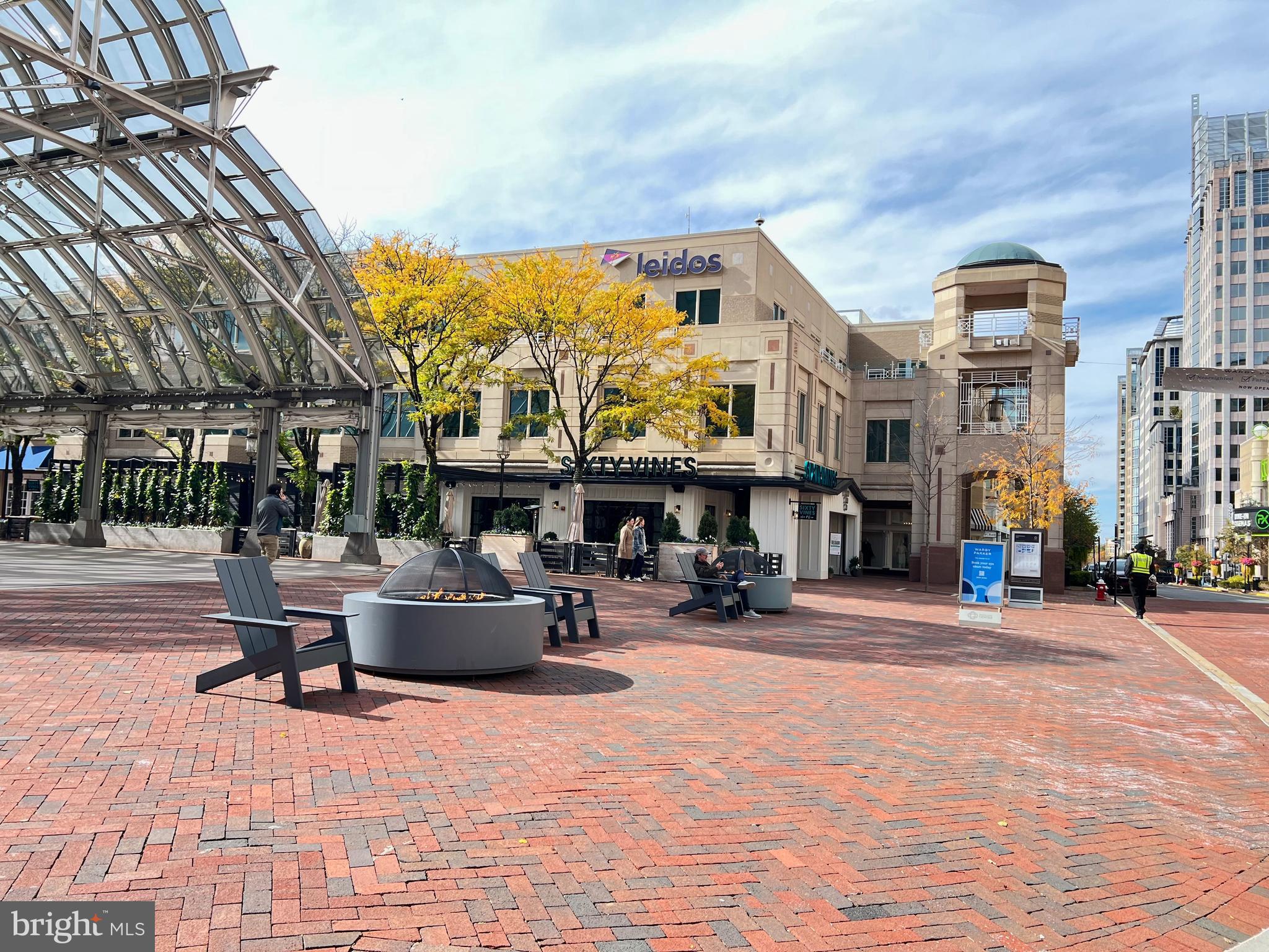 1656 Parkcrest Circle, Unit 2D/301 Reston, VA 20190 - Photo 27 of 29 a view of a building with sitting area