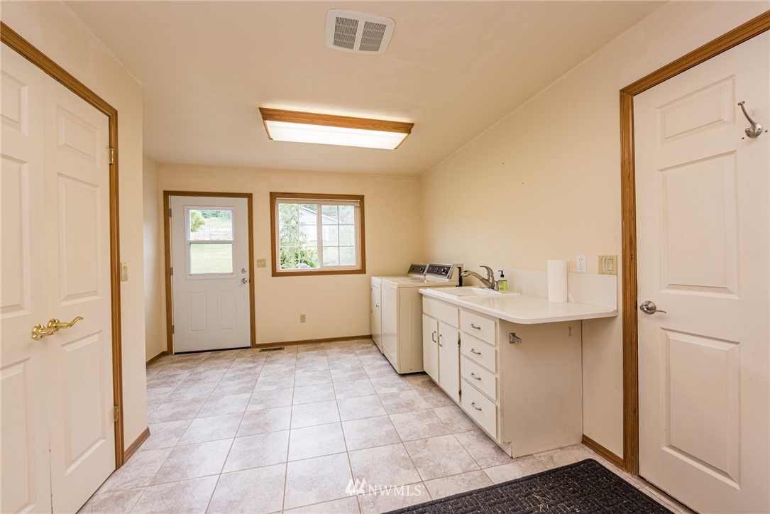 2367 Happy Valley Road Sequim, WA 98382 - Photo 23 of 39 a view of a bathroom with tub and windows