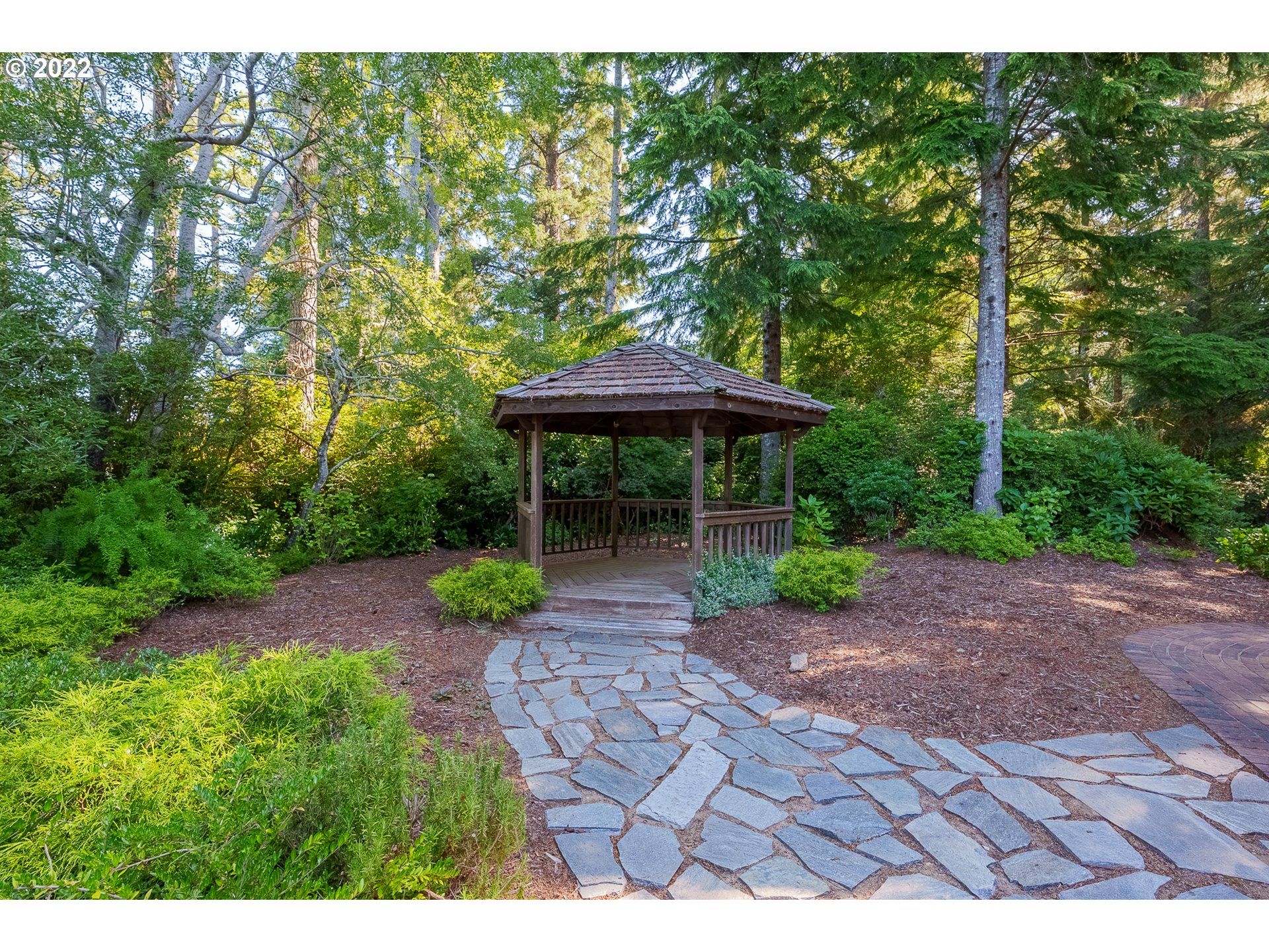 5372 Leavitt Loop Florence, OR 97439 - Photo 8 of 32 Gazebo