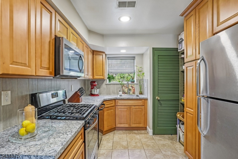 272 Walnut Street, Unit 6D Newark, NJ 07105 - Photo 11 of 24