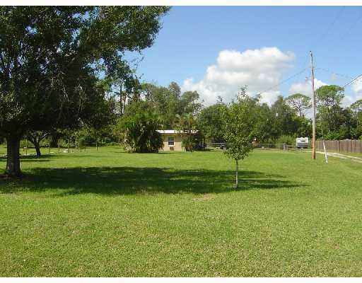 731 South Jenkins Road Fort Pierce, FL 34947 - Photo 4 of 11 Large Yard